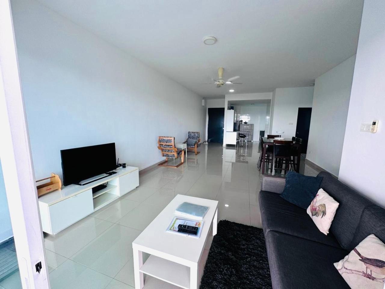 Sandakan Spacious And Comfortable Pool View Condo Esterno foto