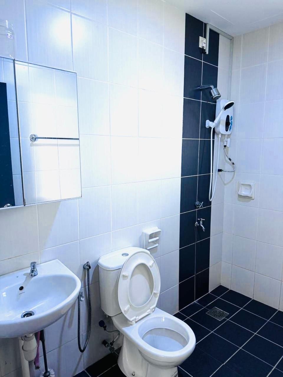 Sandakan Spacious And Comfortable Pool View Condo Esterno foto