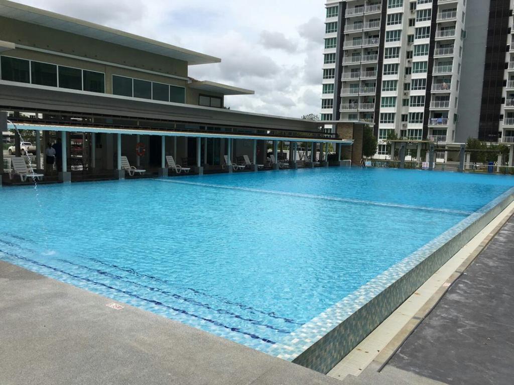 Sandakan Spacious And Comfortable Pool View Condo Esterno foto